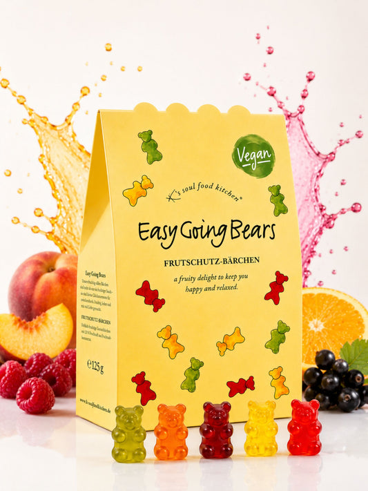 Easy Going Bears 90g (Vegan) von K's Soul Food Kitchen vor buntem Hintergrund mit Früchten