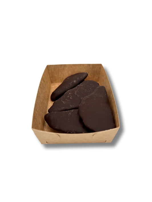 Mangostreifen in Zartbitterschokolade Produktbild Nahaufnahme.