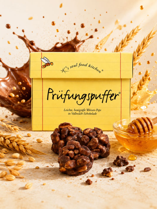 Prüfungspuffer Weizen-Pops in Schokolade 125g von K's Soul Food Kitchen vor buntem Hintergrund mit Honig und Weizen