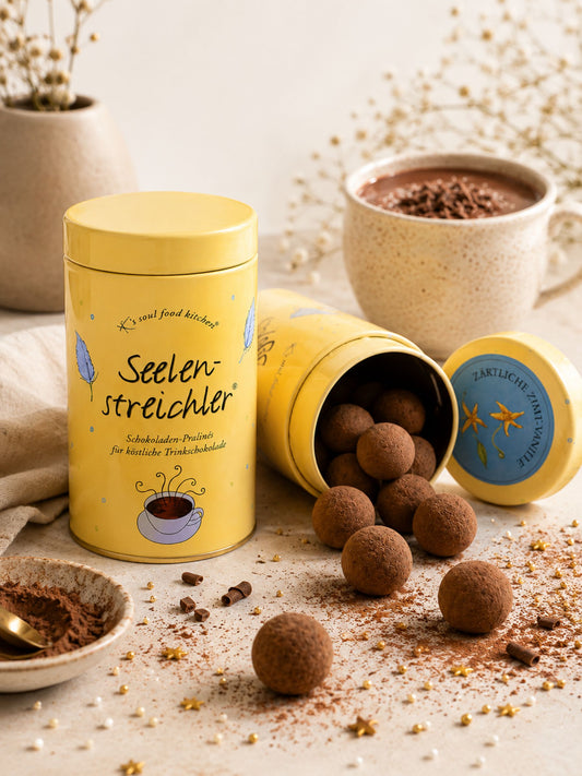 Seelenstreichler Trinkschokolade 120g von K's Soul Food Kitchen auf Tisch mit Kakao