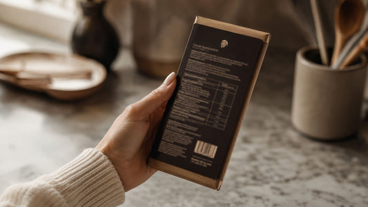 Zutatenliste auf einer Schokoladenverpackung wird gelesen