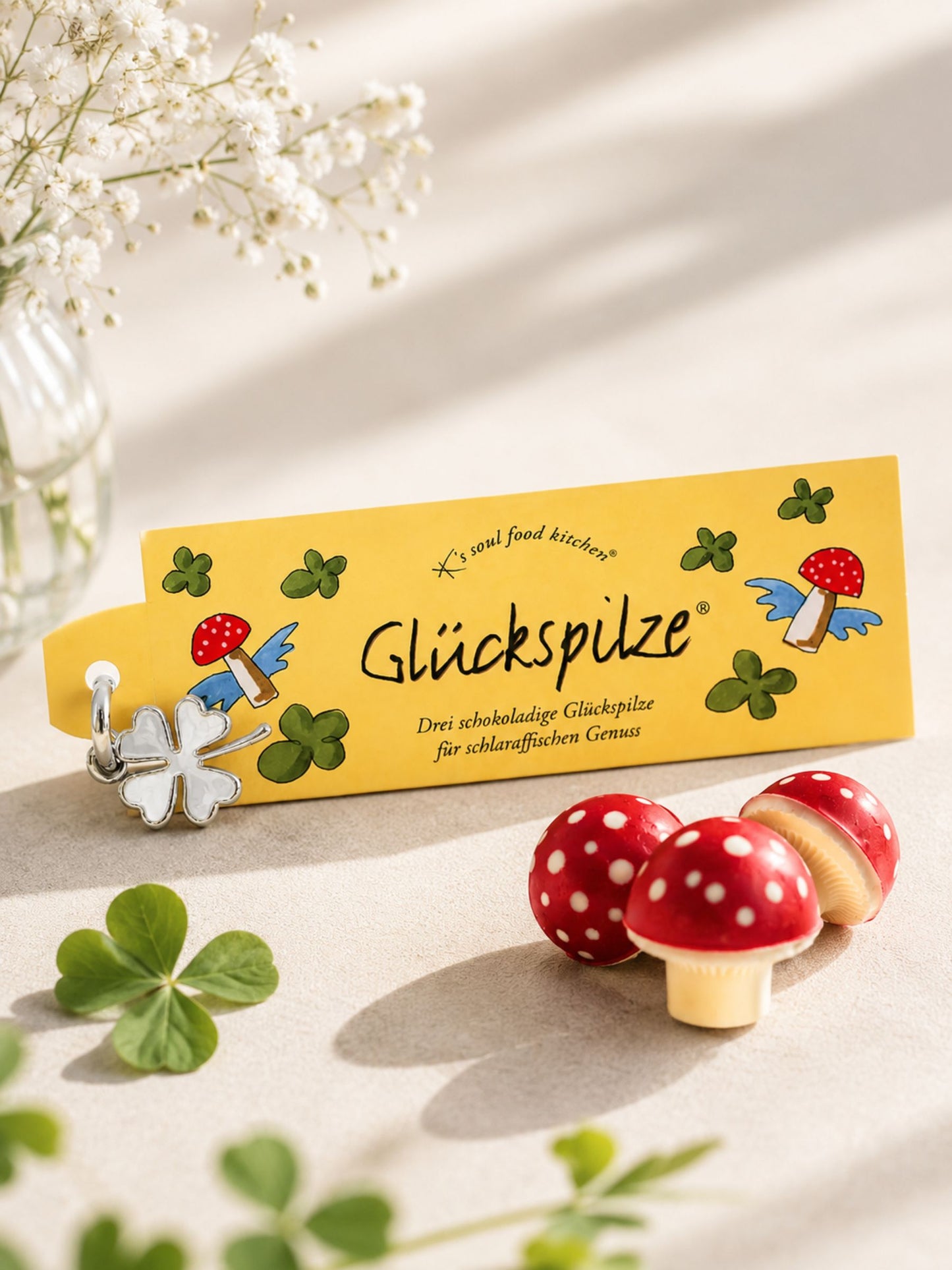 3 Glückspilze mit Glücksklee-Anhänger 40g von K's Soul Food Kitchen auf Tisch mit Kleeblettern