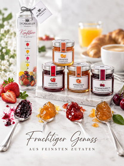 Vier Miniatur-Konfitüren von L.W.C. Michelsen mit Erdbeer, Aprikose, Schwarzkirsch und Orange beim Frühstück