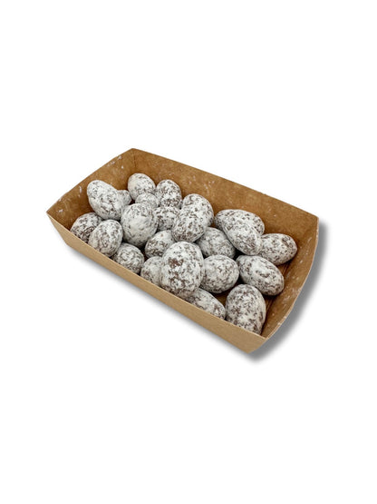 Zimt-Nougat Winter-Mandeln 125 g – geröstete Mandeln mit Gianduja-Vollmilchschokolade und Puderzucker, ideal für den bunten Teller und erhältlich in der Dreyer Confiserie in der Rattenfängerstadt Hameln.