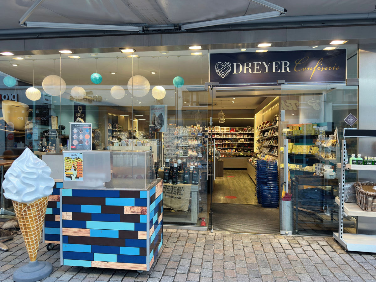 Ladeneingang der Dreyer Confiserie in der Bäckerstraße in Hameln mit Schaufenster, Softeis-Aufsteller und Blick in den Verkaufsraum