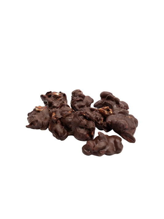 Knusprige Erdnussgipfel mit Zarbitterschokolade Produktfoto von der Dreyer Confiserie Hameln.