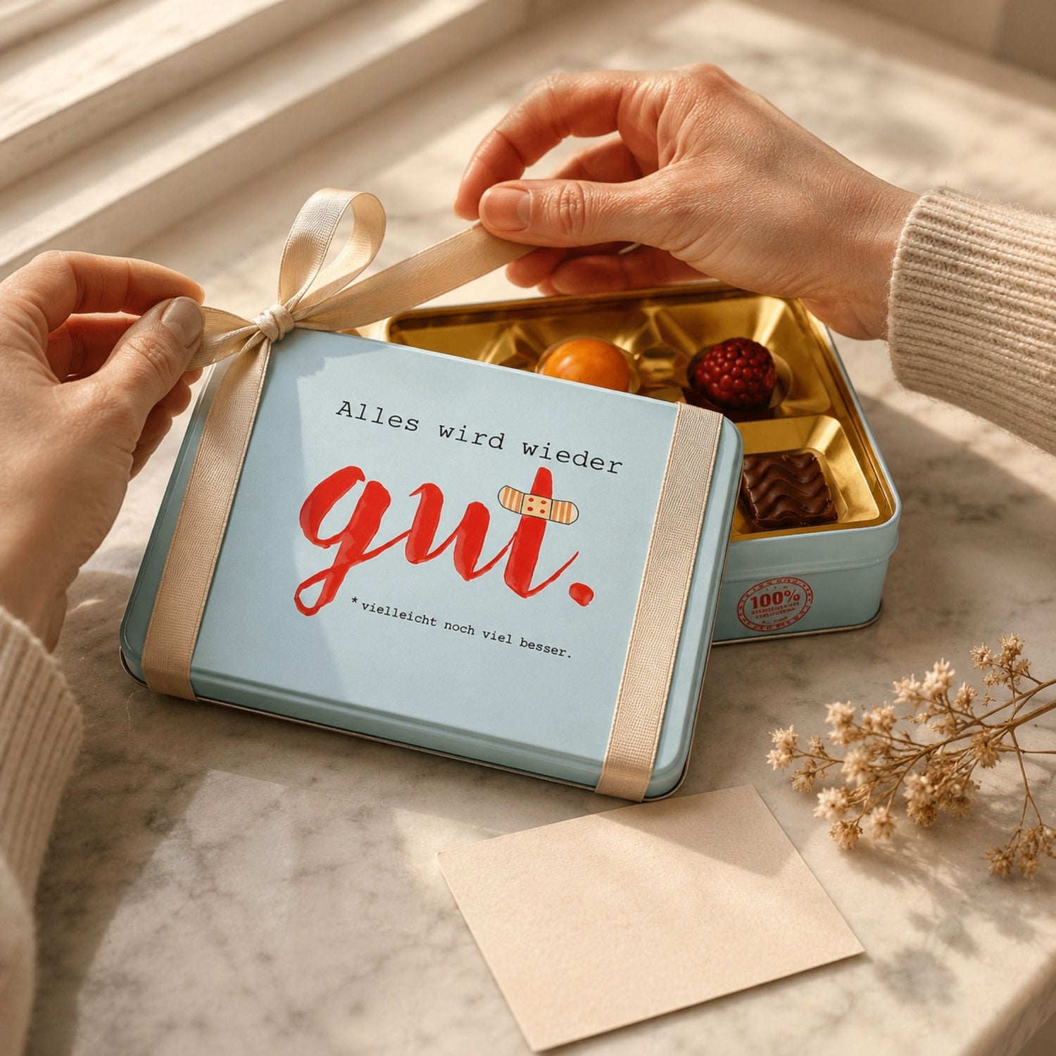 Geschenkfertig verpacktes Präsent mit Grußkarte