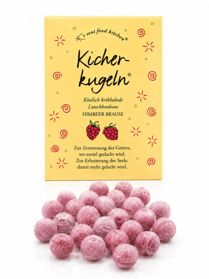 Kicherkugeln Bonbons Himbeer Brause 75g von K's Soul Food Kitchen vor weißem Studiohintergrund"