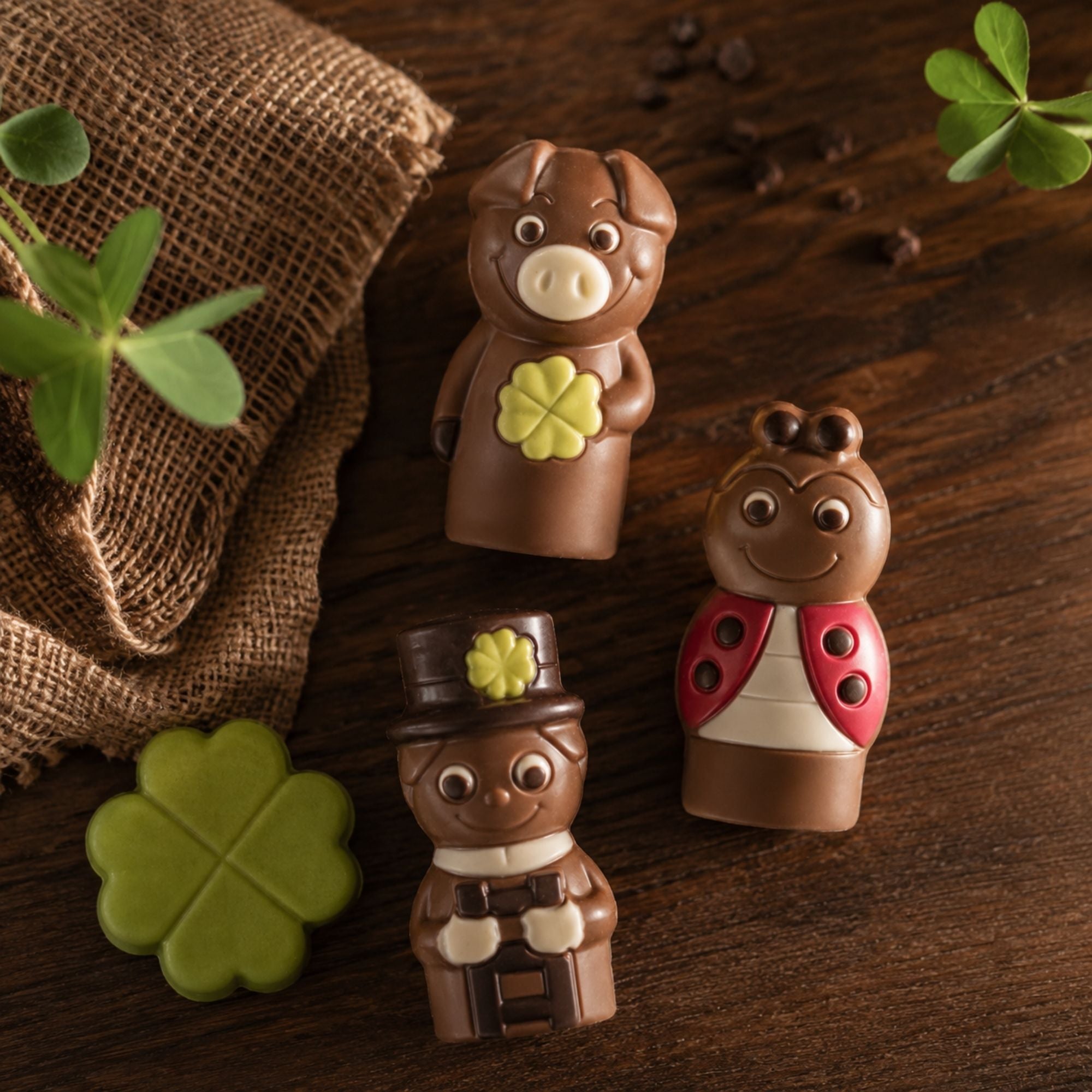 Klassische Silvester-Glücksfiguren aus Marzipan, Schweinchen und Kleeblatt
