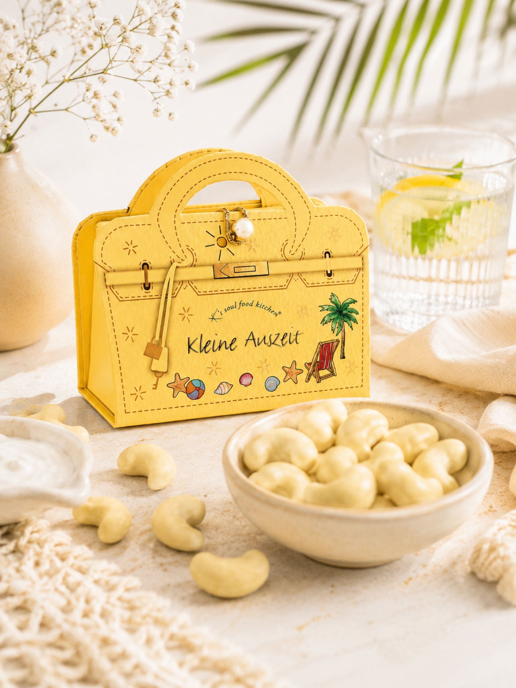 Kleine Auszeit Joghurt Cashewnuesse 50g von K's Soul Food Kitchen auf Holztisch mit Inhalt in Schale