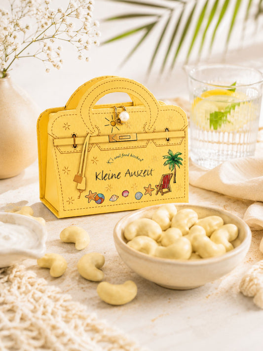 Kleine Auszeit Joghurt Cashewnuesse 50g von K's Soul Food Kitchen auf Holztisch mit Inhalt in Schale