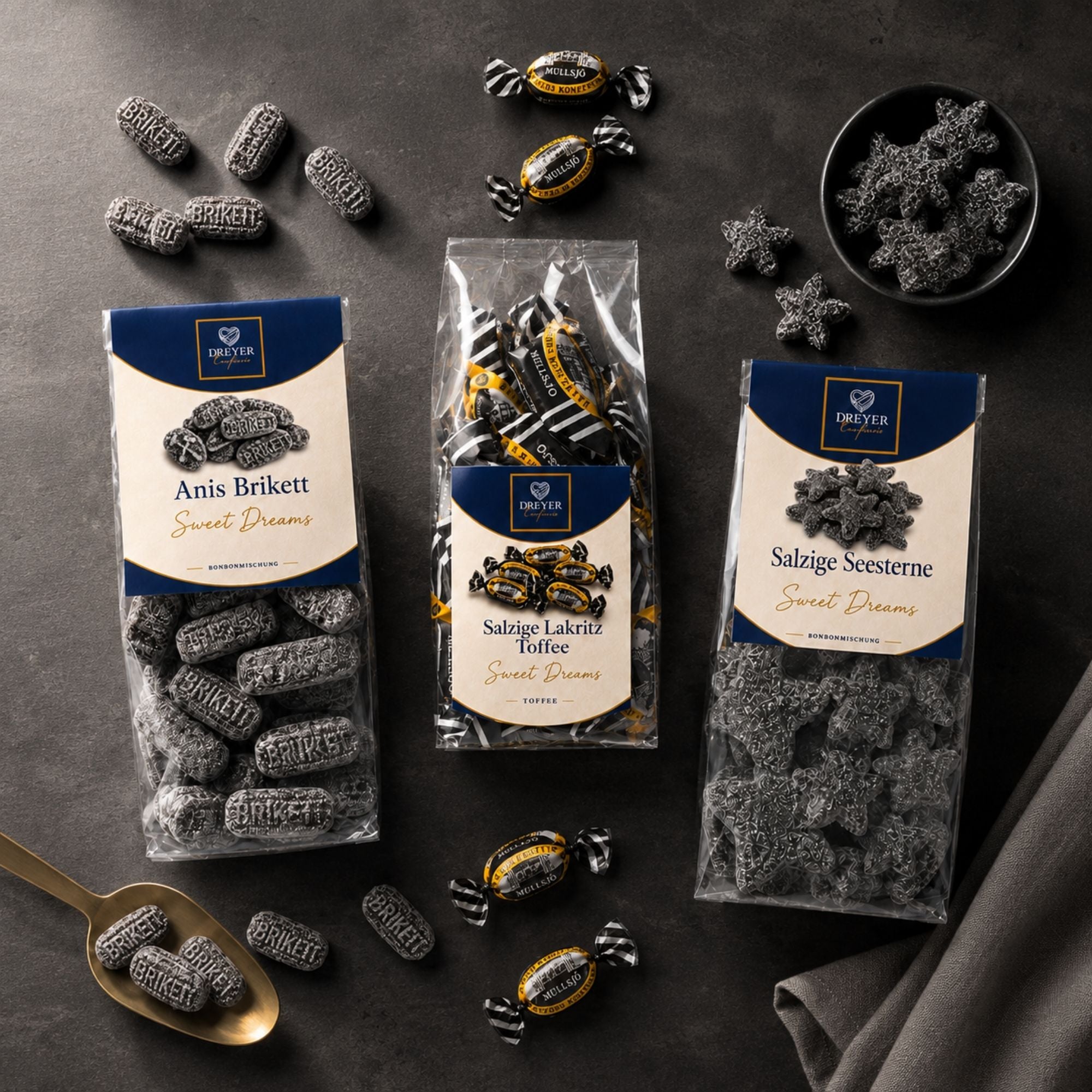 Dunkle Lakritz- und Kräuterbonbons auf Holzuntergrund