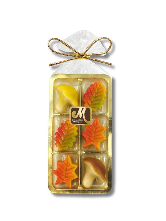 Herbstliche Marzipanfiguren von der Odenwälder Marzipankonditorei – bunte Blätter und Pilze aus Edelmarzipan, handmodelliert, 100 g. Erhältlich in der Dreyer Confiserie in Hameln.