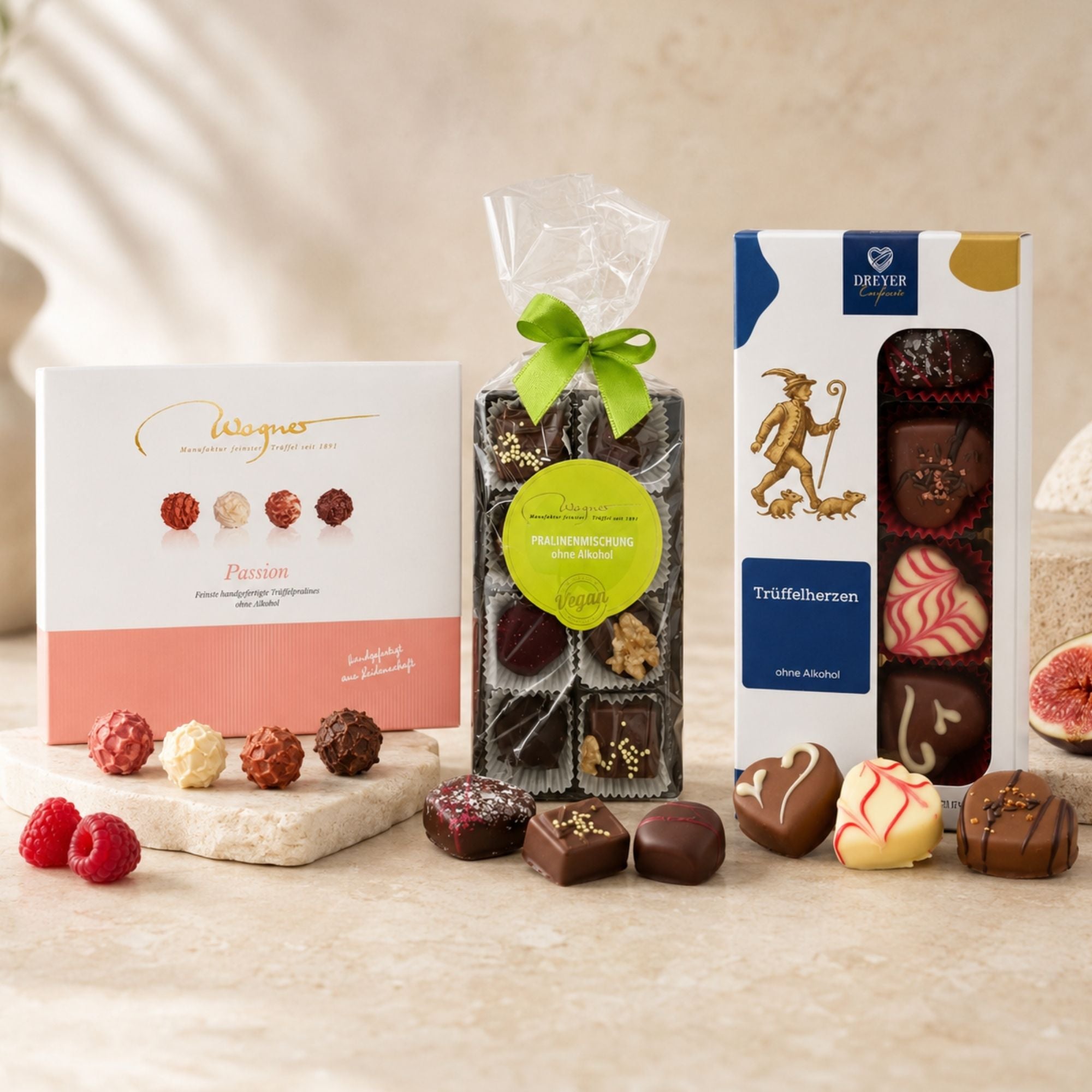Alkoholfreie und vegane Pralinen auf hellem Naturholz mit frischen Früchten
