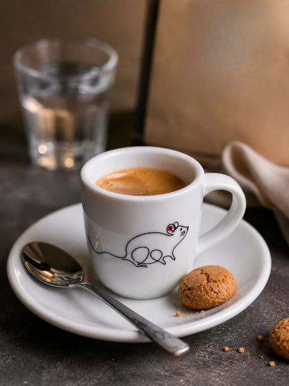 Espresso Tasse Hameln mit Espresso gefüllt auf Tisch 
