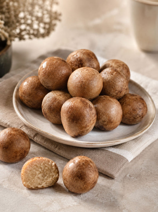 Produktbild von Lübecker Edelmarzipan Kartoffeln von der Dreyer Confiserie auf dem Teller 