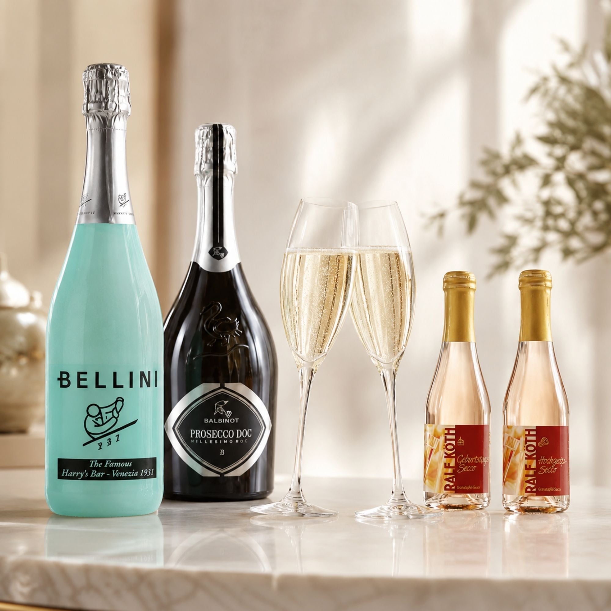 Prosecco und kleine Anlass-Seccos zum Anstoßen mit gefüllten Gläsern