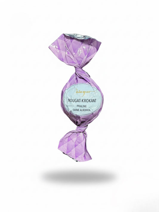 Wagner Pralinen Weihnachtskugel „Nougat mit Krokanthülle“ 24 g – gefüllte Vollmilchschokolade mit zartem Nougatkern und feiner Krokanthülle, erhältlich in der Dreyer Confiserie in der Rattenfängerstadt Hameln.