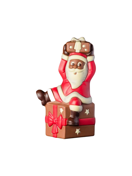 Weihnachtsmann auf Geschenk aus Edelvollmilchschokolade 300g von Weibler, erhältlich in der Dreyer Confiserie in der Rattenfängerstadt Hameln.